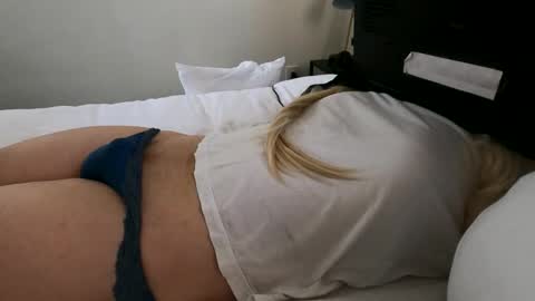 HugeCumshots online show from April 19, 3:33 pm