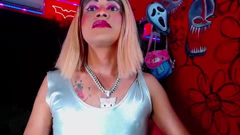 Snapshot of hugedaneska chatting on March 17, 7:12 am Danezka online show from March 17, 7:12 am