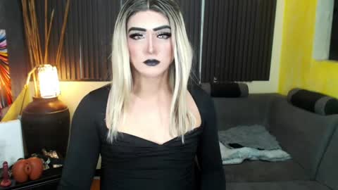 Snapshot of hugexmslovelyxcock chatting on April 16, 9:50 pm MsLovely online show from April 16, 9:50 pm