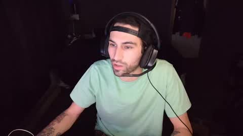 Snapshot of hungbidad666 chatting on December 16, 12:26 am FootLover online show from December 16, 12:26 am