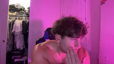 Snapshot of hungkingg22 chatting on April 5, 5:10 pm hungkingg22 online show from April 5, 5:10 pm