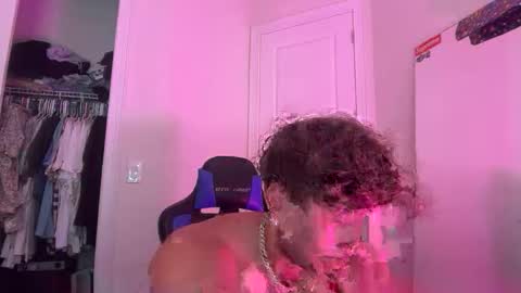 Snapshot of hungkingg22 chatting on April 8, 3:34 pm hungkingg22 online show from April 8, 3:34 pm