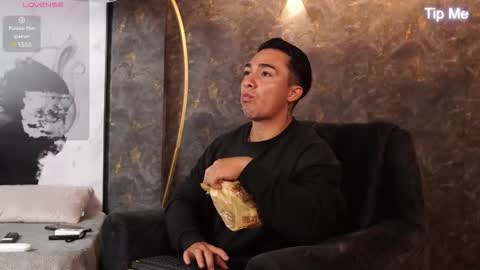 hunk_ryan online show from December 3, 12:14 pm