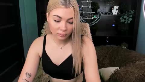 hyileyclark online show from December 14, 9:25 am