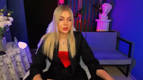 hyileyclark online show from April 15, 7:58 pm