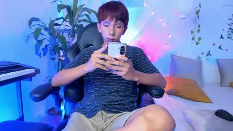 Son Hyunjin online show from April 13, 4:12 pm