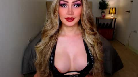 QUEEN SUSSIE BROWN online show from January 17, 10:53 am