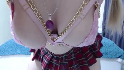 Snapshot of iamdaddyissues chatting on March 11, 9:56 am Alice online show from March 11, 9:56 am