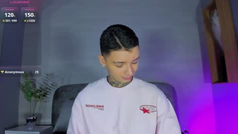 Snapshot of ian_castillo_ chatting on June 19, 11:14 am IAN CASTILLO online show from June 19, 11:14 am