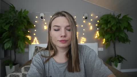 Snapshot of icedanielles chatting on January 7, 5:53 pm Danielle online show from January 7, 5:53 pm