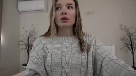 Snapshot of icedanielles chatting on February 9, 8:33 am Danielle online show from February 9, 8:33 am