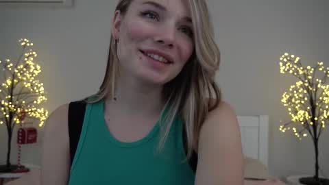 Snapshot of icedanielles chatting on February 9, 3:12 pm Danielle online show from February 9, 3:12 pm