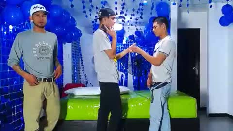 Snapshot of icevermilk chatting on December 18, 6:14 pm THOMAS AND DAMIAND online show from December 18, 6:14 pm