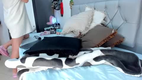 Snapshot of idaly_lovepussy chatting on December 28, 1:08 am idaly    online show from December 28, 1:08 am