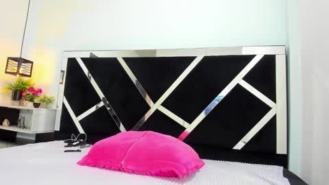 Isabella online show from January 17, 1:27 pm