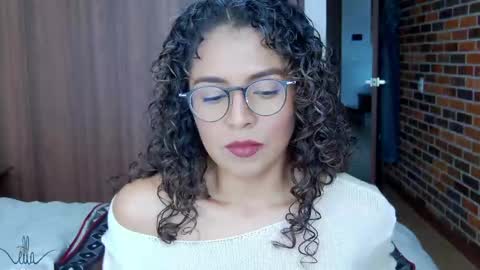 Snapshot of illaroom chatting on December 2, 6:43 pm Kloe online show from December 2, 6:43 pm