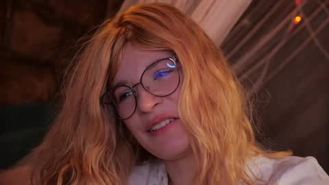 Snapshot of illegaldream chatting on May 4, 8:38 pm Lindsey and Candice online show from May 4, 8:38 pm