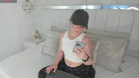 Snapshot of im_dalhia chatting on February 7, 8:42 pm DAHLIA online show from February 7, 8:42 pm