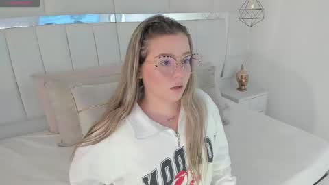 Snapshot of im_dalhia chatting on February 22, 7:58 pm DAHLIA online show from February 22, 7:58 pm