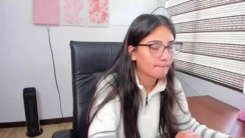 Mia online show from April 3, 1:42 pm