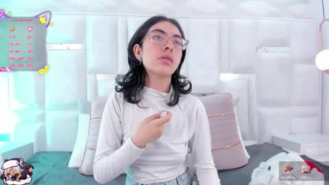 Snapshot of im_molly_angel chatting on November 23, 1:33 pm Moly online show from November 23, 1:33 pm