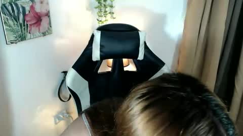 Snapshot of im_your_sweetpumpkinxxx chatting on December 18, 9:43 pm im_your_sweetpumpkinxxx online show from December 18, 9:43 pm