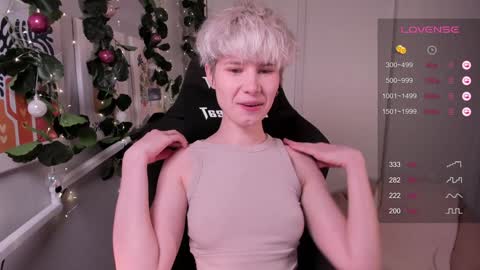 Mia online show from December 5, 8:55 pm