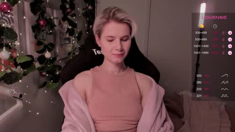 Mia online show from December 22, 5:42 pm