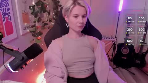 Mia online show from March 8, 1:03 pm