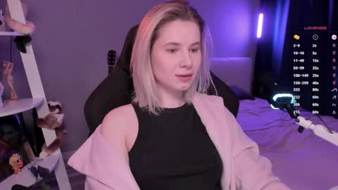 Mia online show from April 13, 9:59 am