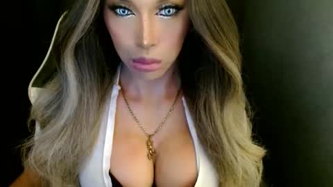 Snapshot of imyour_queen10 chatting on September 27, 4:06 am Queen Gwen online show from September 27, 4:06 am