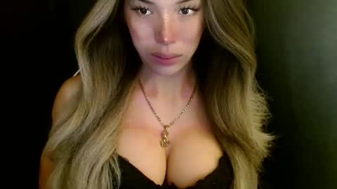 Snapshot of imyour_queen10 chatting on October 27, 12:04 am Queen Gwen online show from October 27, 12:04 am