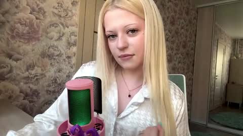 Lola online show from April 3, 12:14 pm