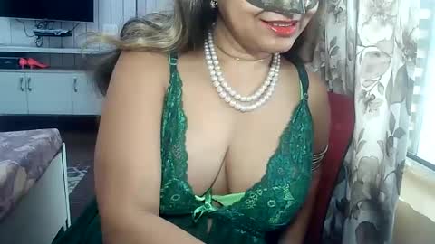 Snapshot of indianrads9 chatting on February 19, 7:50 am Radha online show from February 19, 7:50 am