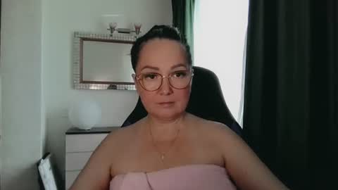 Snapshot of infinity_loveliness chatting on July 25, 8:34 am Infinity online show from July 25, 8:34 am