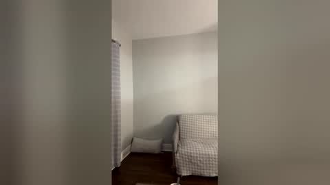 Snapshot of inuk1999 chatting on December 14, 12:16 am MrVachon online show from December 14, 12:16 am