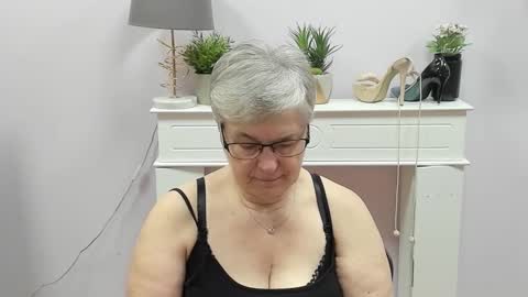 Snapshot of iris_xdesire chatting on December 17, 7:03 am I R I S online show from December 17, 7:03 am