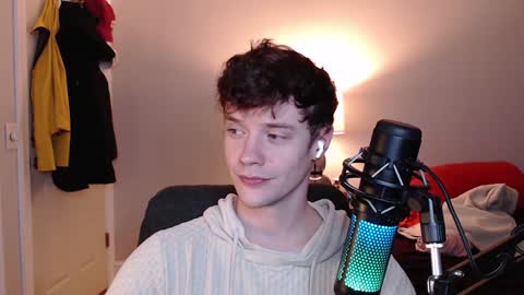 Snapshot of ironthud chatting on December 11, 3:35 am Sam online show from December 11, 3:35 am