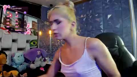 Snapshot of isa__fox_1 chatting on July 8, 1:04 pm Isabella online show from July 8, 1:04 pm