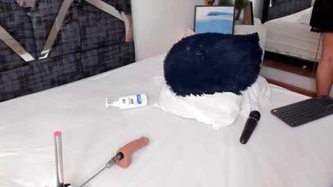 oIssaJonneso online show from March 14, 4:23 pm