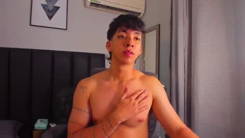 isaac_cryston online show from February 20, 1:03 am