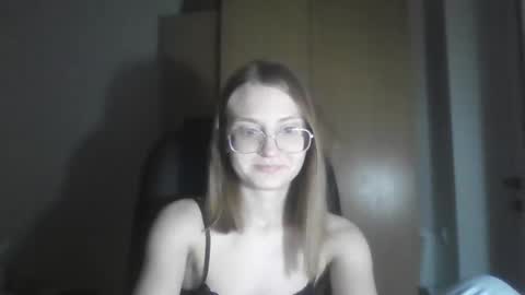 isabel_loveee online show from March 9, 9:19 pm