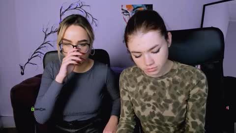 Snapshot of isabel_wave chatting on November 6, 1:23 pm isabel online show from November 6, 1:23 pm