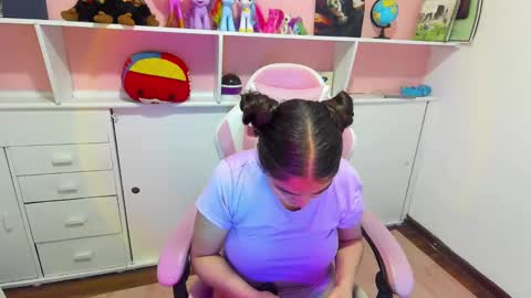 Snapshot of isabela_latingirl chatting on December 6, 4:14 am  isabela online show from December 6, 4:14 am