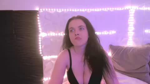 Snapshot of isabell3_ chatting on June 11, 4:32 am Isabelle online show from June 11, 4:32 am