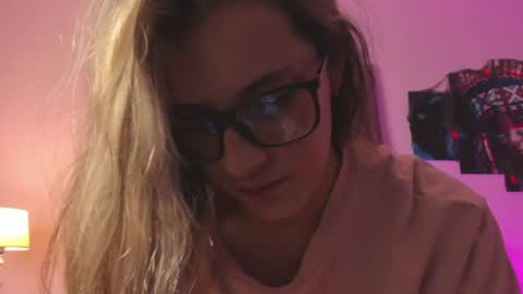 Isabella Rros online show from December 6, 9:43 am