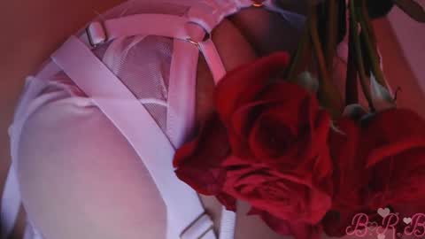 Snapshot of isabella_whiite chatting on December 19, 12:13 am Isabella White online show from December 19, 12:13 am