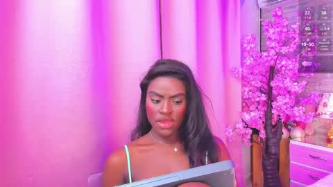 Snapshot of isabellabroms21 chatting on February 9, 11:25 pm    v online show from February 9, 11:25 pm