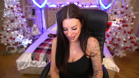 Snapshot of isabellafoxyy chatting on December 15, 1:43 pm Marina online show from December 15, 1:43 pm