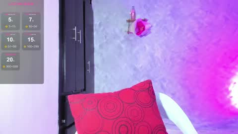 Instagram soybella01  online show from July 12, 7:27 pm